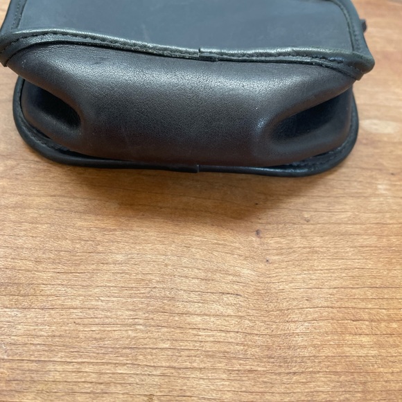 Coach vintage cross body bag from the 90s. Scratching on the leather as shown. - Picture 5 of 7